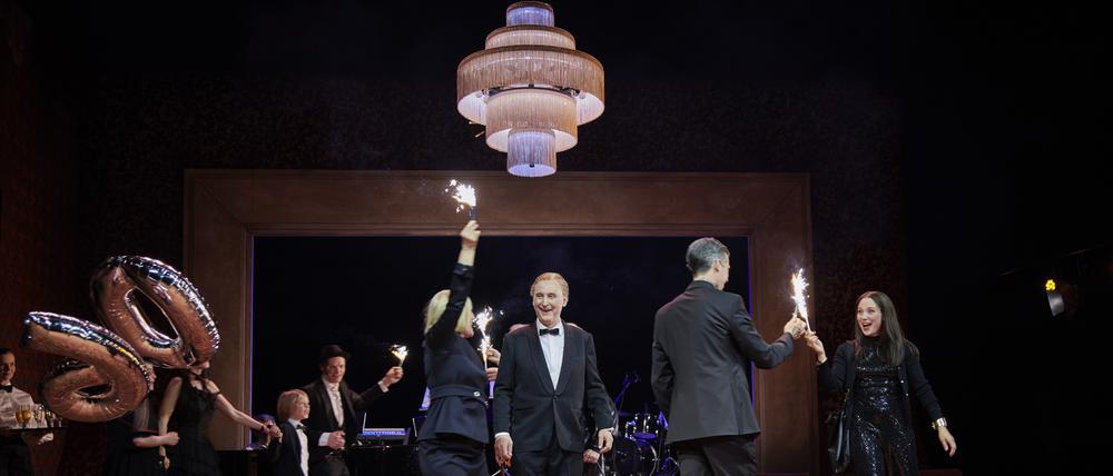 „Das Fest“ auf der Bühne des Hans Otto Theaters. Nach dem Originaldrehbuch „Festen“ von Thomas Vinterberg und Mogens Rukov inszeniert von Intendantin Bettina Jahnke.