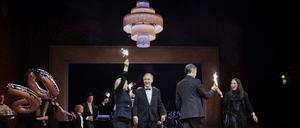 „Das Fest“ auf der Bühne des Hans Otto Theaters. Nach dem Originaldrehbuch „Festen“ von Thomas Vinterberg und Mogens Rukov inszeniert von Intendantin Bettina Jahnke.