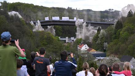 Die Rahmedetalbrücke fällt um 12 Uhr in sich zusammen.