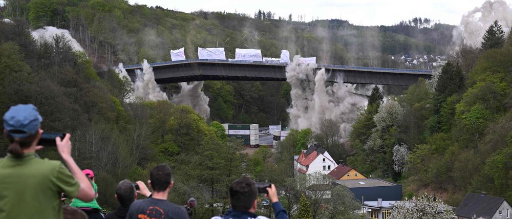 Die Rahmedetalbrücke fällt um 12 Uhr in sich zusammen.