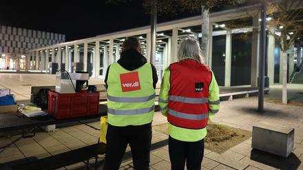Niemand da – außer ein paar Streikposten. Der BER am 24. April. 