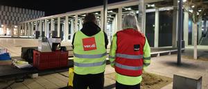 Niemand da – außer ein paar Streikposten. Der BER am 24. April. 