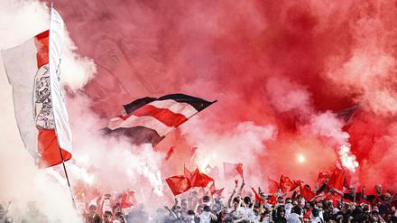 Ajax-Fans sind stolz auf die jüdische Geschichte ihres Vereins (Archivbild). Gegnerische Fans singen oft antisemitische Lieder.