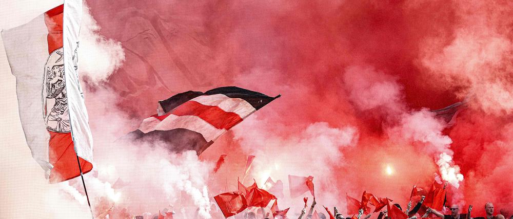 Ajax-Fans sind stolz auf die jüdische Geschichte ihres Vereins (Archivbild). Gegnerische Fans singen oft antisemitische Lieder.