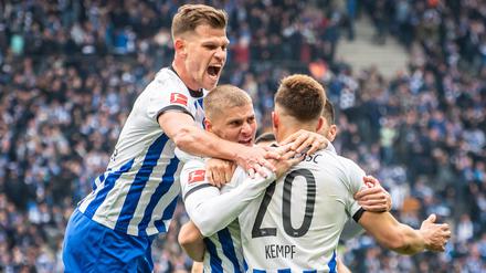 Der Glaube ist zurück. Hertha BSC feiert den wichtigen Sieg gegen den Konkurrenten Stuttgart.