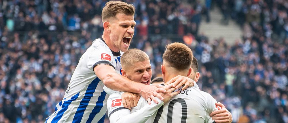 Der Glaube ist zurück. Hertha BSC feiert den wichtigen Sieg gegen den Konkurrenten Stuttgart.