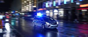 Ein Polizeiauto bei einer Einsatzfahrt mit Blaulicht (Symbolbild).