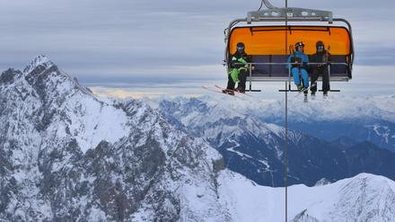 Wintersportler an der Zugspitze in einem Sessellift (Symbolbild)
