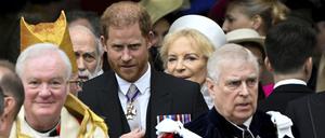 Nicht sonderlich beliebt in der Familie: Prinz Harry und sein Onkel Prinz Andrew (vorn rechts).