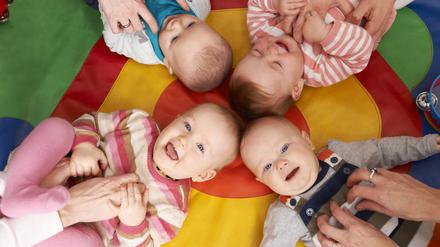 Beim Fabel-Kurs lernen Eltern zum Beispiel bestimmte Lieder und Spiele, die sie mit den Babys auch zu Hause nutzen können.
