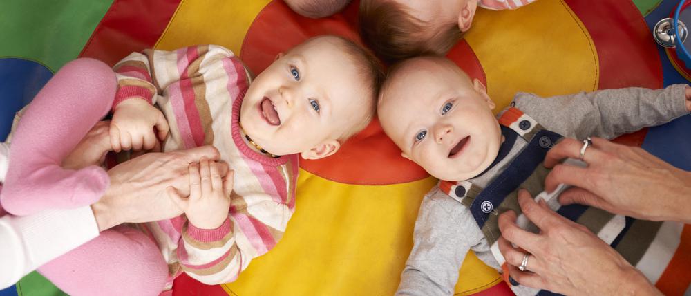 Beim Fabel-Kurs lernen Eltern zum Beispiel bestimmte Lieder und Spiele, die sie mit den Babys auch zu Hause nutzen können.