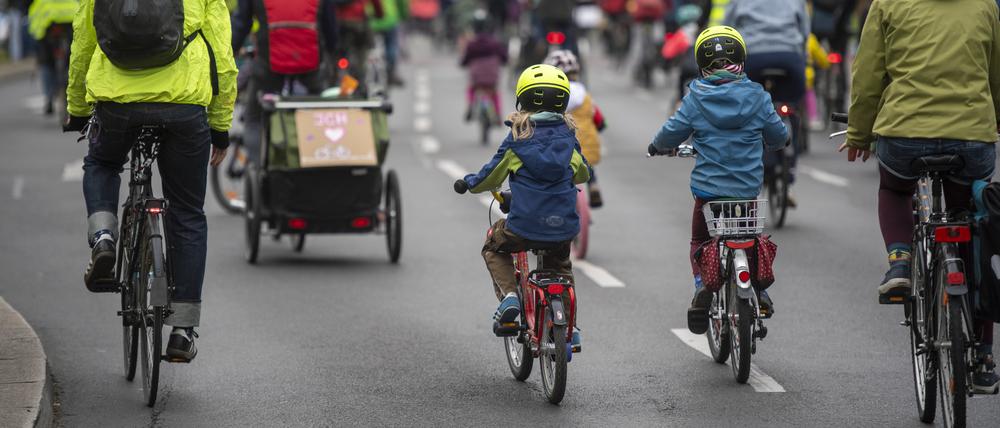 06.05.2023, Berlin: Teilnehmer einer Fahrrad-Demonstration vom Aktionsbündnis "Kidical Mass" fahren mit ihren Fahrrädern auf der Straße. Das Bündnis demonstriert für kinder- und fahrradfreundliche Städte. Foto: Christophe Gateau/dpa +++ dpa-Bildfunk +++