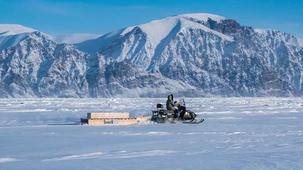 Die Bewohner der Arktis können sich nicht mehr allein auf ihre traditionellen Kenntnisse verlassen, um die Sicherheit des Eises abzuschätzen. Die Eisfläche wirkt solide, aber plötzlich bricht sie an einer Schwachstelle ein.