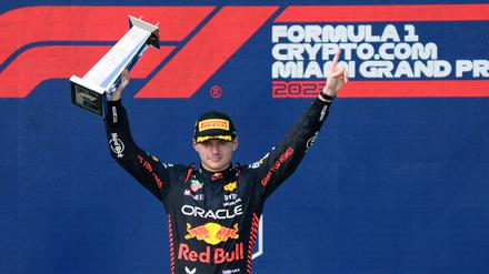 Max Verstappen von Red Bull reagiert auf dem Podium nach seinem Sieg in Miami.