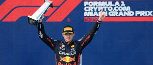 Max Verstappen von Red Bull reagiert auf dem Podium nach seinem Sieg in Miami.
