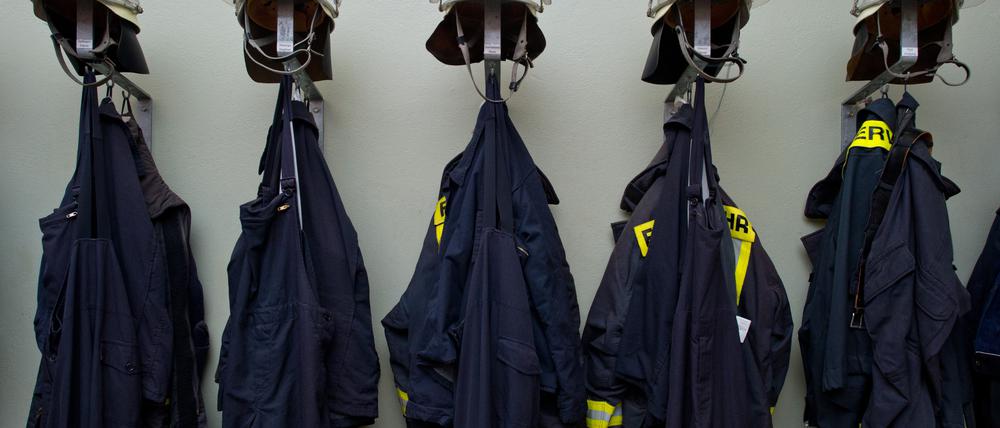 Feuerwehruniformen hängen in der Freiwilligen Feuerwehr im Ortsteil Klistow von Frankfurt (Oder) (Brandenburg).