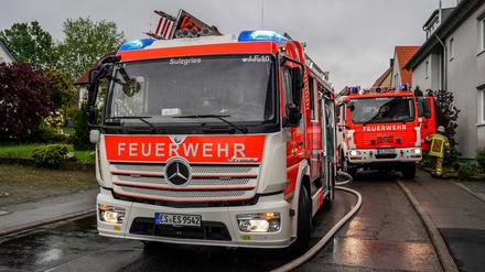 Die Feuerwehr ist in Esslingen im Einsatz, nachdem ein Blitz in ein Haus eingeschlagen hatte.