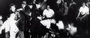 Am 10. Mai 1933 auf dem Berliner Opernplatz: Bücher in Flammen.