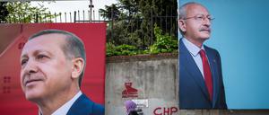 Zwei Wahlplakate in Istanbil zeigen den oppositionellen Kandidaten Kemal Kilicdaroglu (rechts) und den türkischen Präsidenten Recep Tayyip Erdogan.