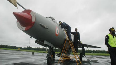 Personal der indischen Luftwaffe wartet ein MiG-21-Flugzeug am Luftwaffenstützpunkt Tezpur (Symbolbild).