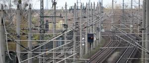 Stromkabel bei der leeren ICE-Strecke neben dem Bahnhof Elstal.