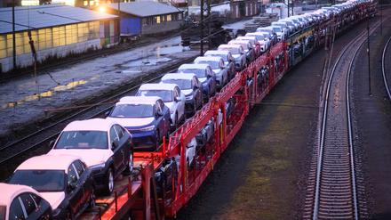Neuwagen auf einem Autozug bei Hannover