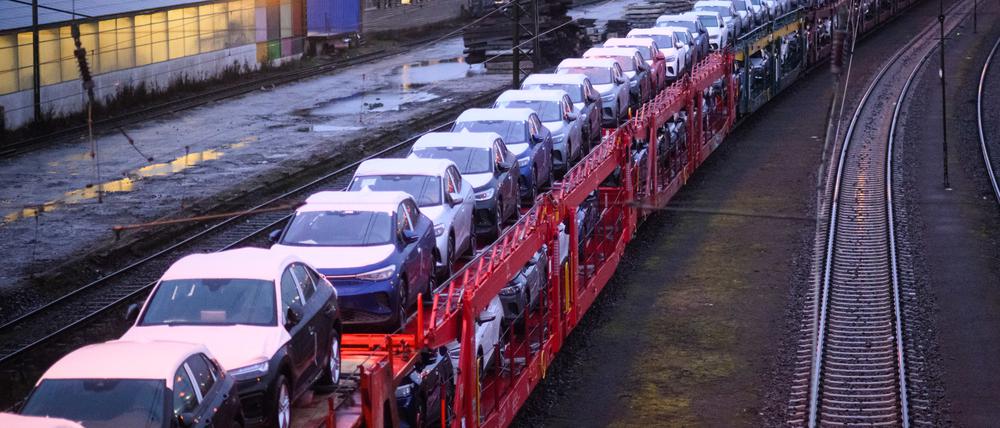 Neuwagen auf einem Autozug bei Hannover