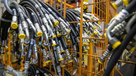 Bei einem Maschinenbauer liegen Hydraulikschläuche zur Weiterverarbeitung bereit. Deutschlands Maschinenbauer haben das erste Quartal 2023 mit einem kleinen Lichtblick abgeschlossen. 