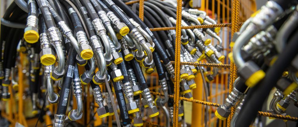 Bei einem Maschinenbauer liegen Hydraulikschläuche zur Weiterverarbeitung bereit. Deutschlands Maschinenbauer haben das erste Quartal 2023 mit einem kleinen Lichtblick abgeschlossen.
