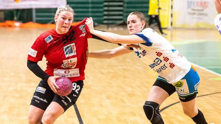 Michelle Stefes (l., hier im Spiel gegen Göppingen) erzielte vier Treffer in Leipzig.