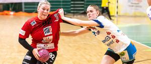 Michelle Stefes (l., hier im Spiel gegen Göppingen) erzielte vier Treffer in Leipzig.