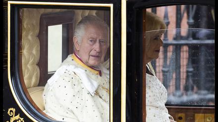 König Charles III. und Königingemahlin Camilla fahren in der Kutsche zur Krönungskirche Westminster Abbey.