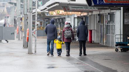 Eine Familie geht durch eine leere Stadt (Archivbild). 