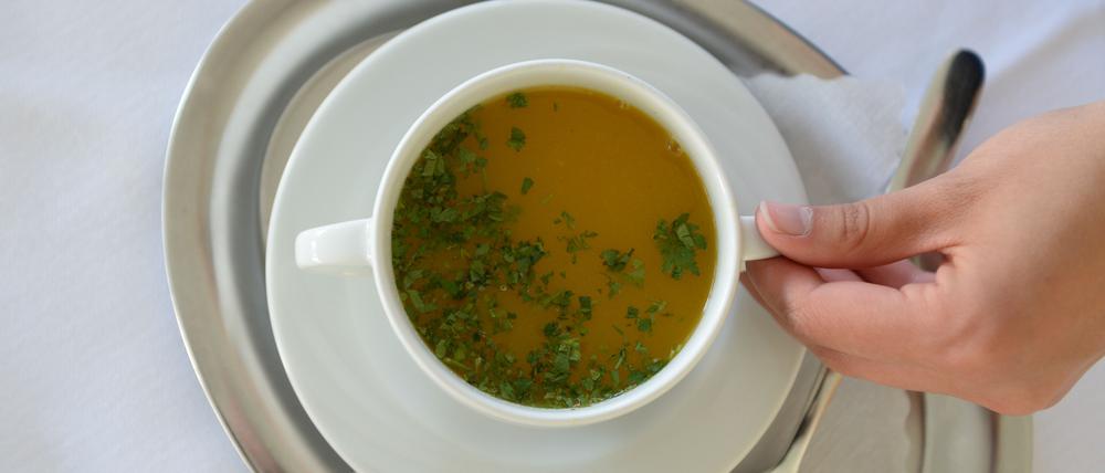 Eine Tasse mit Brühe.