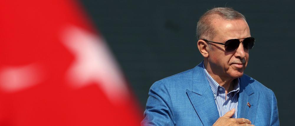 Der türkische Präsident Recep Tayyip Erdogan gestikuliert bei einer politischen Kundgebung am Atatürk-Flughafen in Istanbul.