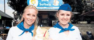 So schön war die DDR. Nachwende-Softeis aus dem Geschäft von Karolina Stich (links) und Franziska Eisenmann in der Berliner Mühlenstraße