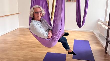 Die ehemalige Hebamme bietet auch Aerial Yoga in Hängematten an.