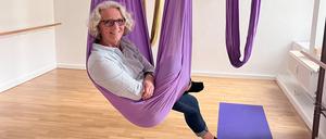 Die ehemalige Hebamme bietet auch Aerial Yoga in Hängematten an.