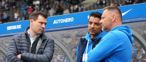 Herthas Sportdirektor Benjamin Weber (l-r), Sami Allagui, Leiter Teammanagement, und Cheftrainer Pal Dardai unterhalten sich vor dem Spiel.