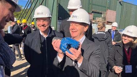 Kraftübung mit 17 Kilogramm schwerem Bohrkopf: Bundeskanzler Olaf Scholz (SPD in Potsdam.