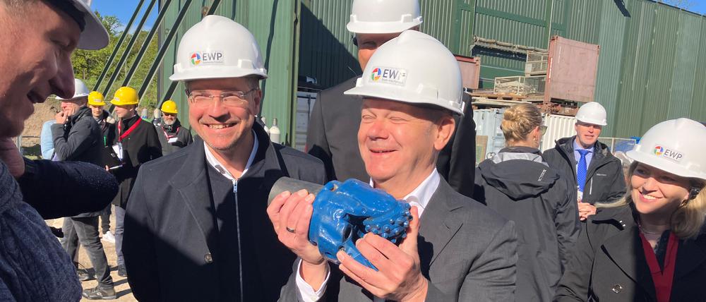 Kraftübung mit 17 Kilogramm schwerem Bohrkopf: Bundeskanzler Olaf Scholz (SPD in Potsdam.