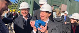 Kraftübung mit 17 Kilogramm schwerem Bohrkopf: Bundeskanzler Olaf Scholz (SPD in Potsdam.