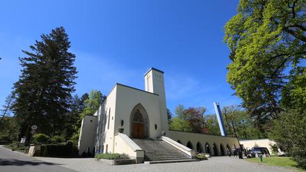 Große Trauerhalle und dahinter das Krematorium (Schornsteine) am Hauptfriedhof in Potsdam