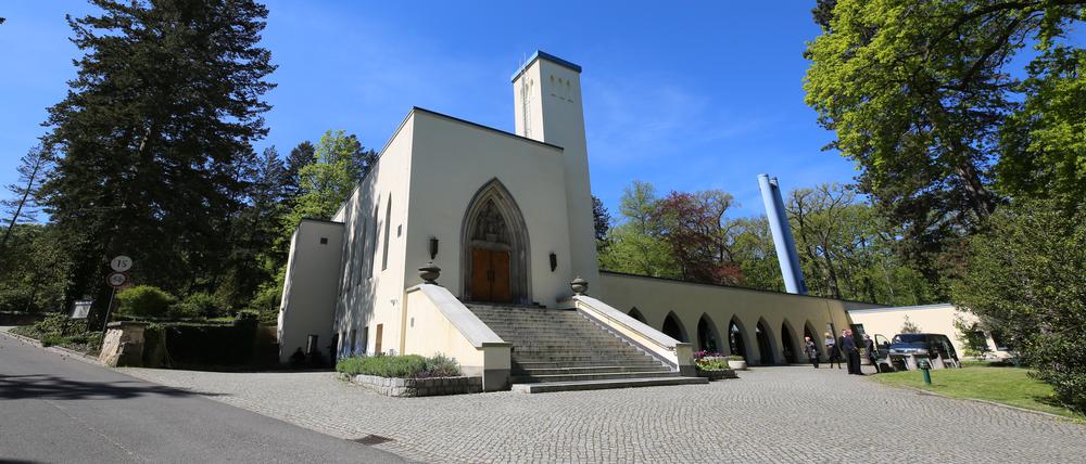 Große Trauerhalle und dahinter das Krematorium (Schornsteine) am Hauptfriedhof in Potsdam