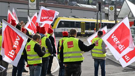 Mitarbeiter der Südwestdeutschen Landesverkehrs GmbH (SWEG) stehen bei einer Kundgebung im Rahmen eines Warnstreiks auf vor dem Bahnhof in Gammertingen (Symbolbild).