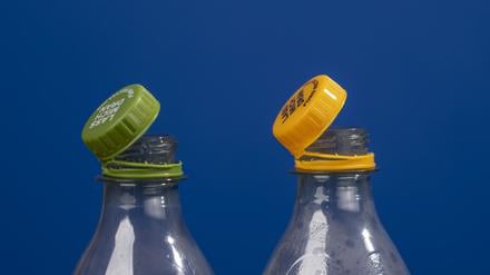 Lass mich dran, steht auf dem Deckel der Einweg-Pet-Flaschen von Coca-Cola.