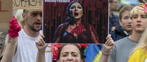 Demonstranten protestieren gegen den Auftritt von Anna Netrebko im Staatstheater in Wiesbaden, im Mai dieses Jahres.