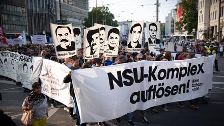 Die Gesichter der Opfer. Mehrere tausend Menschen protestieren nach der Urteilsverkündung im NSU-Prozess.