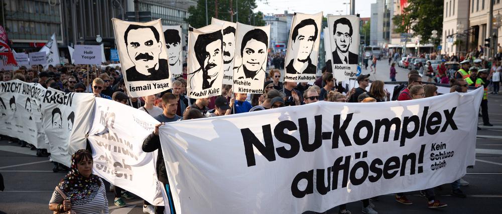 Die Gesichter der Opfer. Mehrere tausend Menschen protestieren nach der Urteilsverkündung im NSU-Prozess.