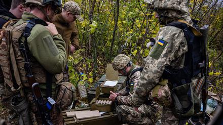 Ukrainische Soldaten überprüfen ihre Munition in einer Stellung an der Frontlinie in der ostukrainischen Region Donezk, am 24. Oktober 2022, mitten im russischen Einmarsch in die Ukraine. (Archiv)